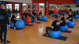 Musik, Motivation und springende Bälle: Die sportliche Betätigung mit einen zertifizierten Trainer hat allen Sportler deutliche Fortschritte gebracht. Foto: Bernd Götting